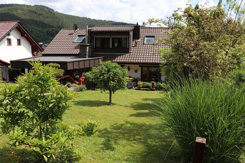 Blick vom Garten zum Haus